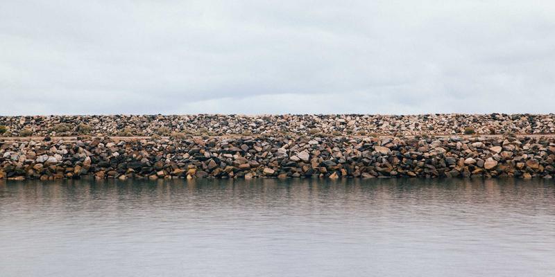 Air Jordan 1 经典配色复刻史与市场价值分析：从篮球鞋到潮流圣物